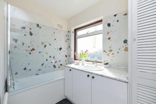 The Randall Retreat - Spacious 4BDR Home with Garden - London - 3