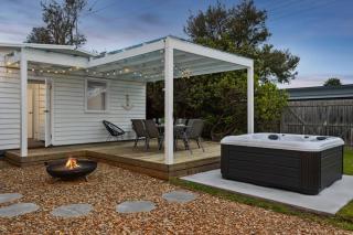 Sunny Shores - Family Retreat with Heated Spa - 0