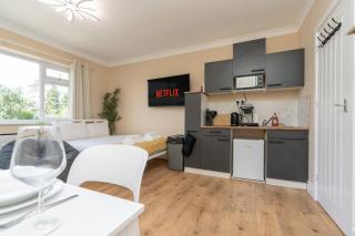 Open Mind Property -Studio Flat & Free Parking - Bournemouth - 0