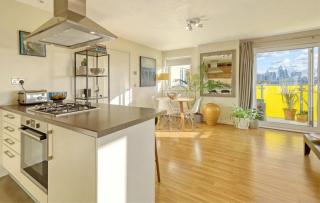 2 Bed Flat with Private Balcony by Hostroo Stays - 9