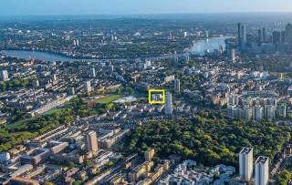 2 Bed Flat with Private Balcony by Hostroo Stays - 4