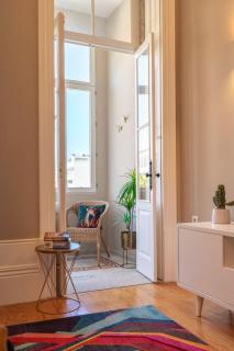 Classic Meets Modern – Downtown Balcony Retreat - Porto - 2
