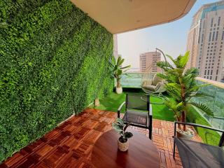 Luxury Studio Apartment with large Balcony and Sea Views, free Parking, Dubai Marina - JBR - 3