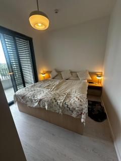 Stylish 1BR & 1LR Apartment Cozy City View - Nivy - 0