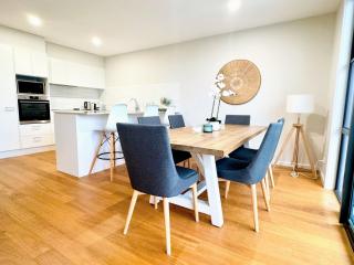 Stylish 4BR Retreat with Water Views - Port Macquarie - 6