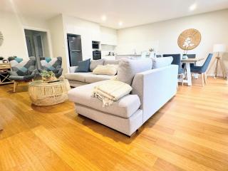Spacious 4BR w/ Water Views - Port Macquarie - 6