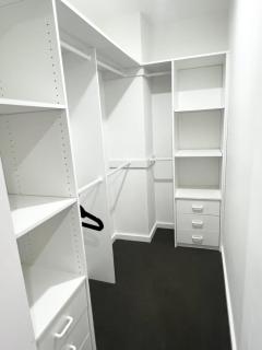 Spacious Queen Room with Attached Bathroom - R1 - Guildford - 9