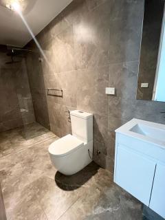 Spacious Queen Room with Attached Bathroom - R1 - Guildford - 8