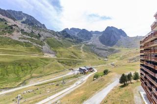 Le Pyrénées - Pieds pistes et commerces - 1