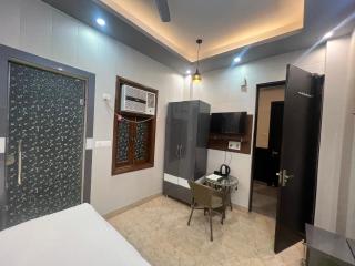 Crescent Inn - Greater Noida - 8