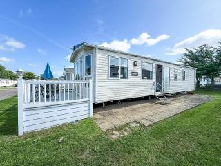 Lovely Caravan With Decking At Cherry Tree Holiday Park In Norfolk Ref 70528C - Great Yarmouth - 0