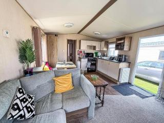 Homely 8 Berth Caravan At Broadland Sands Holiday Park, Suffolk Ref 20154Bs - 5