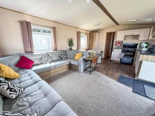 Homely 8 Berth Caravan At Broadland Sands Holiday Park, Suffolk Ref 20154Bs - Hopton on Sea - 2