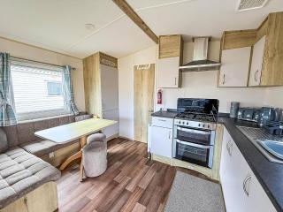 Superb 8 Berth Caravan At Broadland Sands Park, Suffolk Ref 20155Bs - 2