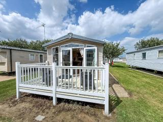 Lovely Caravan With Decking At Broadland Sands, Suffolk Ref 20302Bs - 3