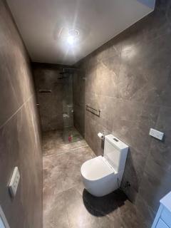 Queen Room in Modern House with Attached Bathroom - R5 - Guildford - 0