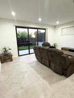 Queen Room in Modern House with Attached Bathroom - R5 - Guildford - 7