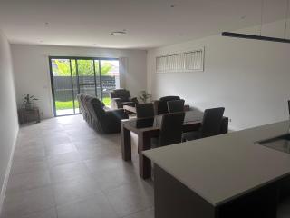Queen Room in Modern House with Attached Bathroom - R5 - Guildford - 6