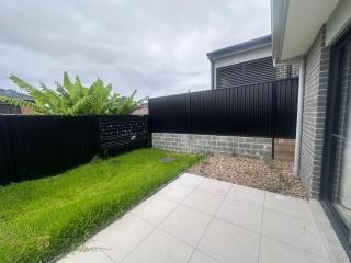 Queen Room in Modern House with Attached Bathroom - R5 - Guildford - 5