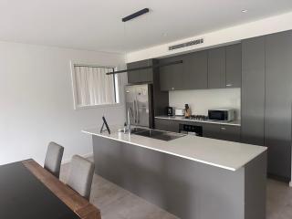 Queen Room in Modern House with Attached Bathroom - R5 - Guildford - 1