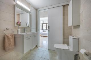 Trygoni Court - Elegant Downtown 3-bdr Apartment - 1