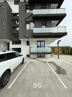 Airport White Hideway & Parking - 7