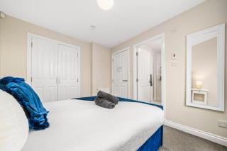 Modern 5 Bedroom Townhouse with Free Parking - 1
