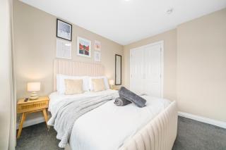 Modern 5 Bedroom Townhouse with Free Parking - 3