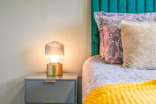 Modern 5 Bedroom Townhouse with Free Parking - 2