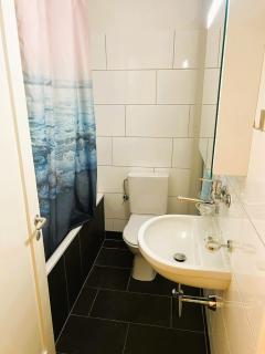 Charming City Center Flat with Balcony Steps from Zurich Historic Schloss - Zürich - 2