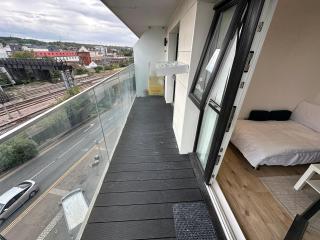 London Luton Airport Luxury Midland Apartments - GATED PARKING - Balcony - Sleeps 4 - 4