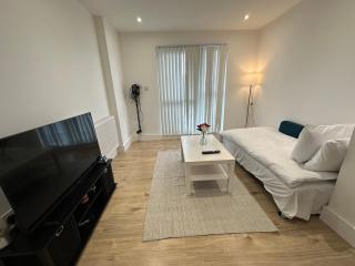 London Luton Airport Luxury Midland Apartments - GATED PARKING - Balcony - Sleeps 4 - Luton - 4