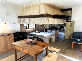 Vila Kobdilj 1835 Historic Homestead with Shared Courtyard - 7