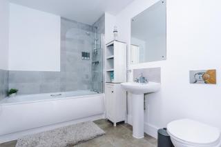 2 Bedroom Penthouse With Balcony By Host A Home - Manchester - 1