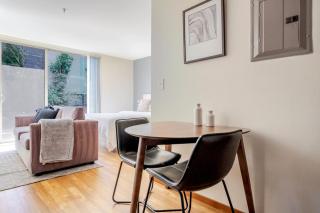 Blueground Brighton balcony nr Seward Park SEA-874 - 7