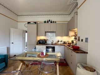 Stylish 2-Bed Flat with Balcony & Garden Haringey - 2