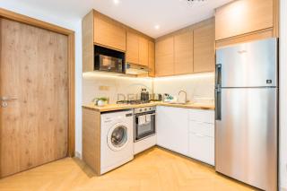 Seamless Access to Marina Mall, JBR Beach, Dining And Shopping Spots, Just A Few Meters from the Tram Station - Continental Tower, Dubai Marina by Deluxe Holiday Homes - 1