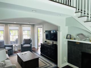 5 star 1,550 SF - The Gale Force Farmhouse at Telegraph Hill - Modern, Renovated - 3