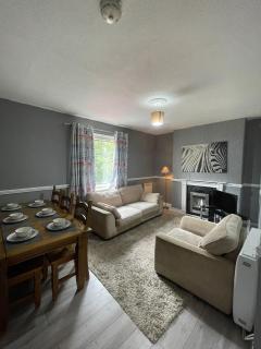 3 Bed Edinburgh Apartment With Free Parking - 0