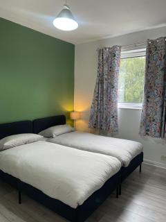 3 Bed Edinburgh Apartment With Free Parking - 8