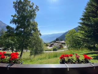 Peaceful Mountain Chalet for 4, with Garden, Games & BBQ - Ovronnaz - 3