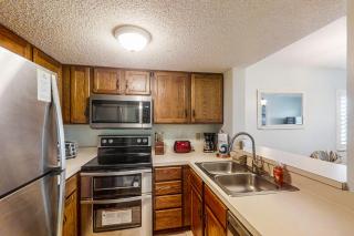 3rd-floor condo w/fountain views, private balcony & W/D, on-site pool & hot tubs - 2