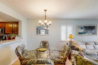 3rd-floor condo w/fountain views, private balcony & W/D, on-site pool & hot tubs - 3