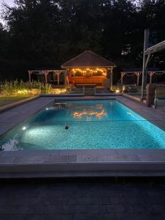 Shepherd's Huts -at- Chawton Park Bungalow - Alton - 9