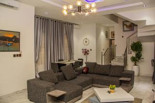 4 Bedroom Orchid Haven Home With High Speed WiFi and free Parking with Long Stay Ready - Ikota - 4