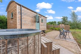 Hot Tub Luxury Glamping - Private Stargazing Patio - Yarpole - 9