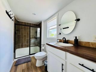 Charming Tiny Home Getaway with Pool and Hot Tub - Austin - 7