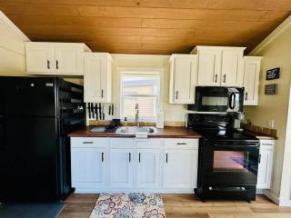 Charming Tiny Home Getaway with Pool and Hot Tub - Austin - 1