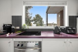 Comfy Box Hill Unit Near Station and Restaurants - 4