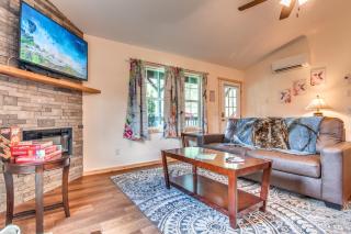 The Hummingbird Hideout Cabin Near Bryson City and Cherokee - 0